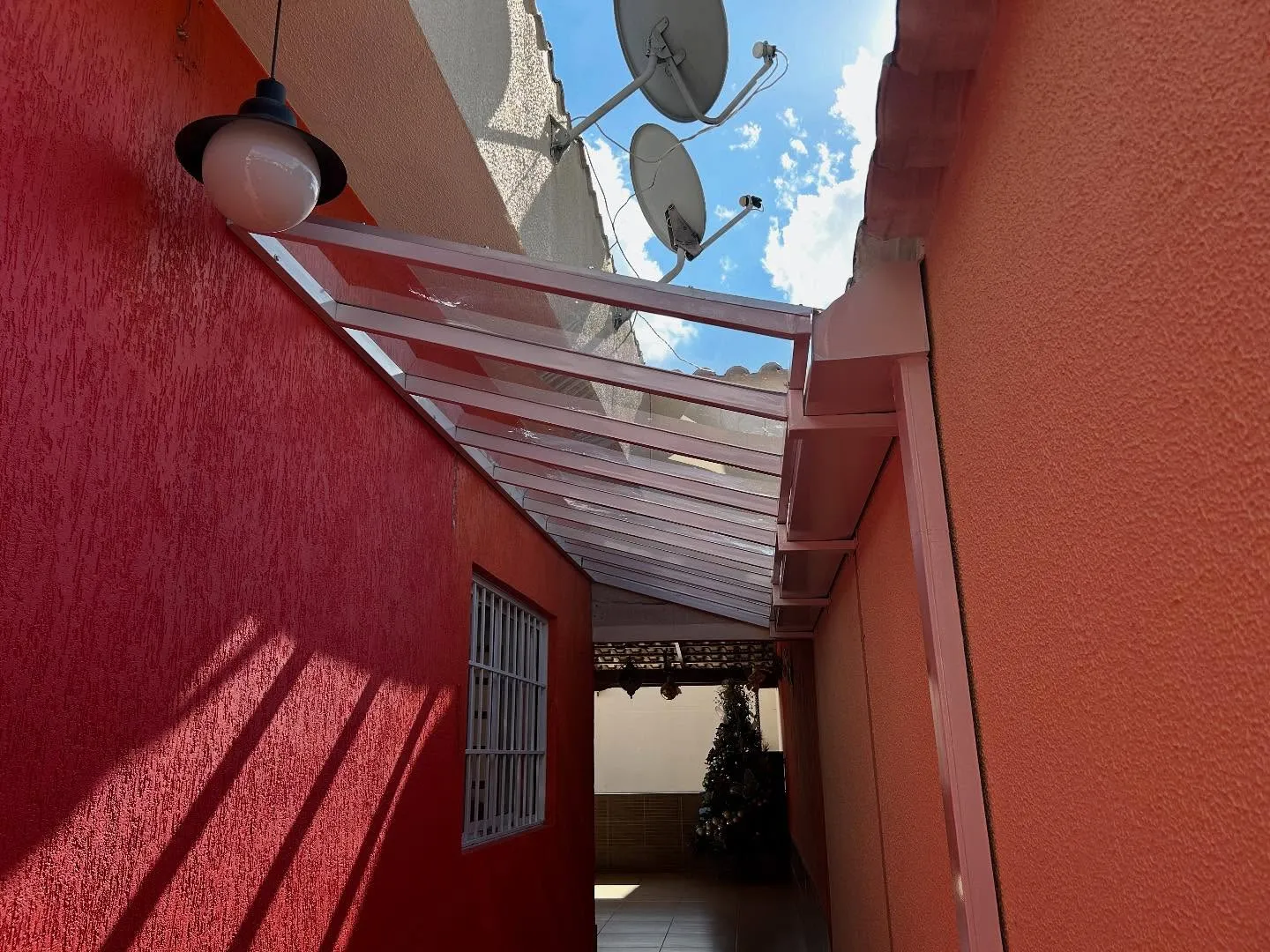 Toldo residencial — detalhe de acabamento