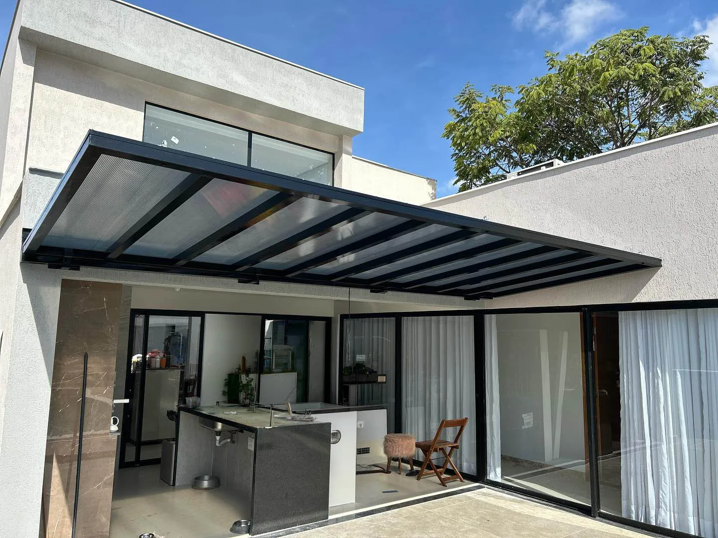 Toldo retrátil aberto