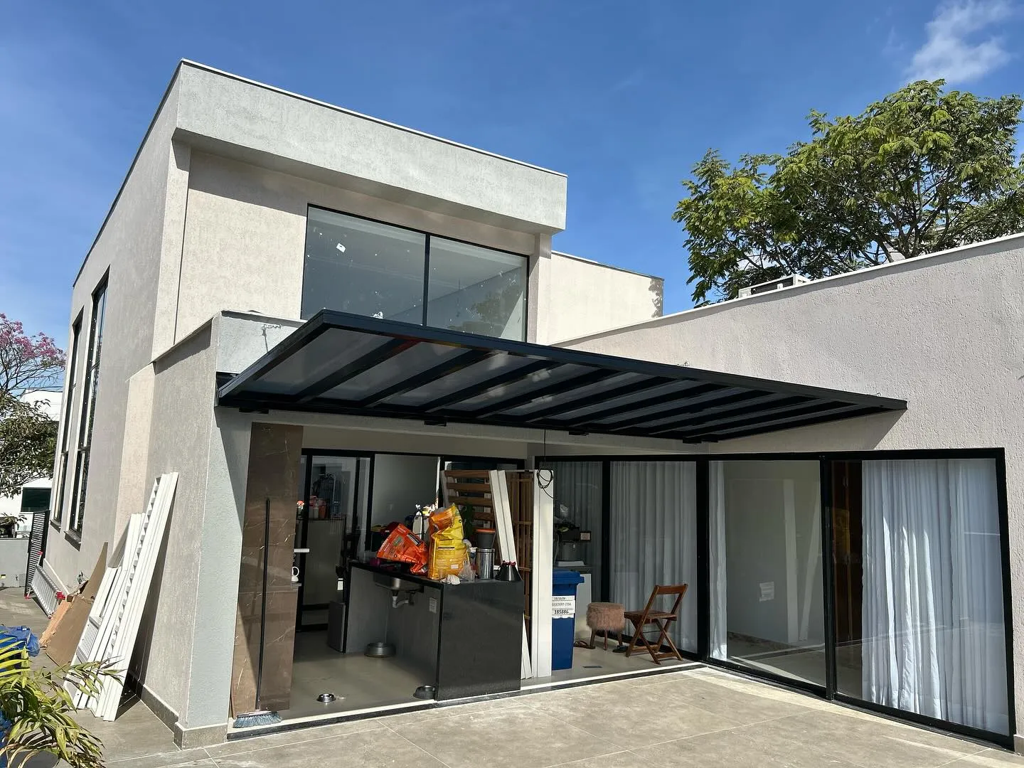 Toldo retrátil sobre varanda