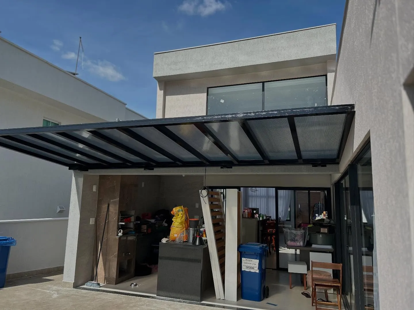 Toldo retrátil instalado